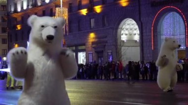 Belaruslu Minsk 28 Aralık 2019. Pobediteley. Noel Baba 'nın geçit töreni. Bulvar 'da yeni yıl tatili