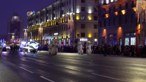 Mińsk Białoruś 28 grudzień 2019. Pobeditelej. Procesja Świętego Mikołaja. Nowy rok wakacje na Avenue — Wideo stockowe