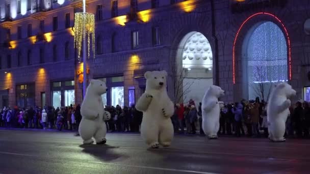 Minsk de Bielorrusia 28 diciembre 2019. Pobediteley. Procesión de Santa Claus. Vacaciones de año nuevo en la Avenida — Vídeos de Stock