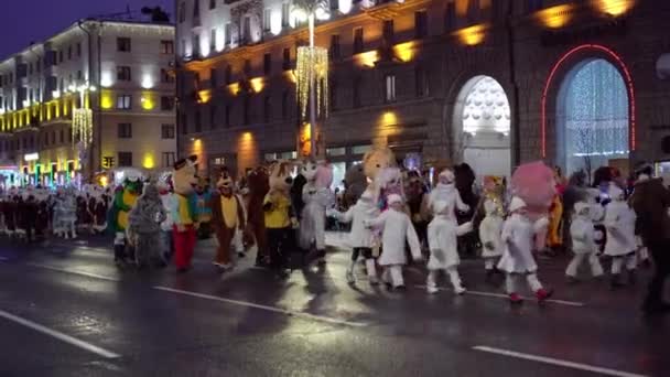 Minsk van Belarus 28 december 2019. Pobediteley. De processie van de kerstman. Nieuwjaarsvakantie op de Avenue — Stockvideo