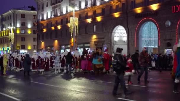 Minsk van Belarus 28 december 2019. Pobediteley. De processie van de kerstman. Nieuwjaarsvakantie op de Avenue — Stockvideo