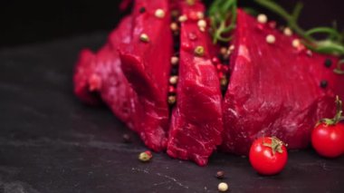 Çiğ domuz eti yakından. Yavaş çekim