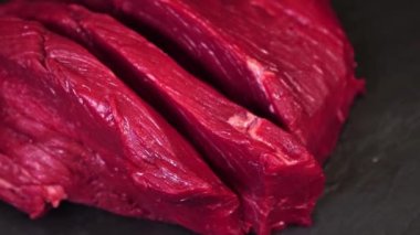 Çiğ domuz eti yakından. Yavaş çekim