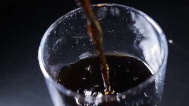 Yavaş çekimde bardağa kola dolduruyorum.