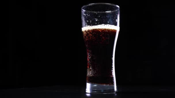 Verter cola en un vaso en cámara lenta — Vídeos de Stock