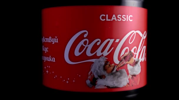 Belarús Minsk diciembre 28, 2020. botella de coca cola gira de cerca — Vídeos de Stock