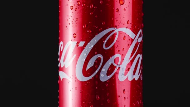 Minsk Bělorusko leden2021. Coca cola zblízka s kapkami vody — Stock video