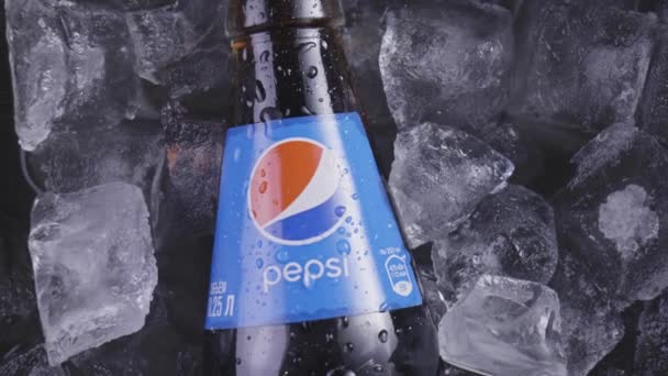 Minsk Belarus januari 2021. Pepsi drink fles close-up — Stockvideo