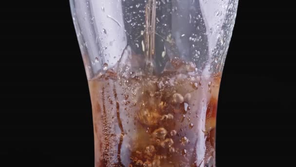 Cola dans un verre avec gros plan sur la glace — Video