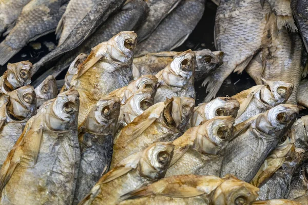 Primo piano di pesce essiccato. pesce secco nel negozio — Foto Stock