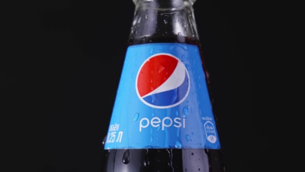 Minsk Belarus januari 2021. Pepsi drink fles close-up — Stockvideo
