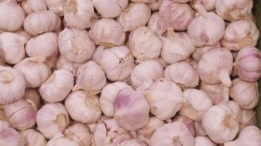 Bir mağazanın rafında yakın plan sarımsak.