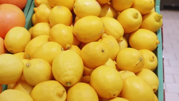 スーパーの棚の上の新鮮なレモンは — ストック動画