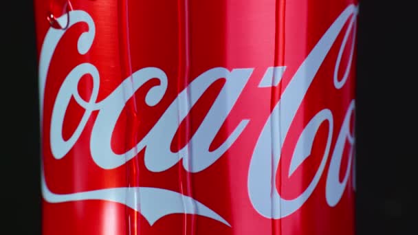 Minsk Belarus janeiro 2021. Coca-cola close-up com gotas de água — Vídeo de Stock