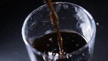 Yavaş çekimde bardağa kola dolduruyorum.