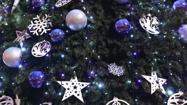 Close-up van kerstboomversieringen — Stockvideo