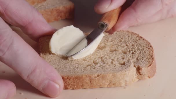Máslo namazané na chléb pomalé mo close-up — Stock video