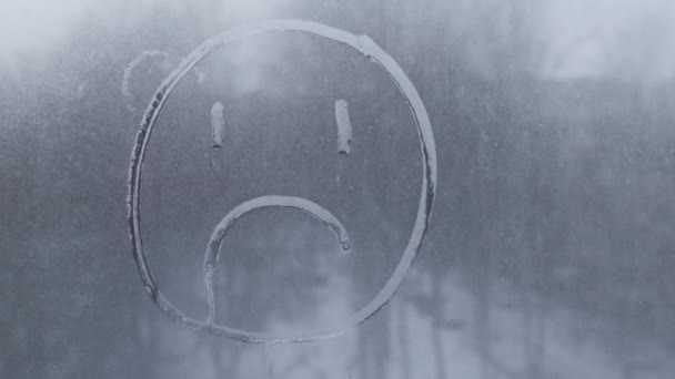 Smutná tvář namalovaná na skle. Symbol smutku — Stock video