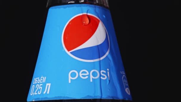 Minsk Bielorrusia Enero 2021. Pepsi bebida botella de cerca — Vídeo de stock