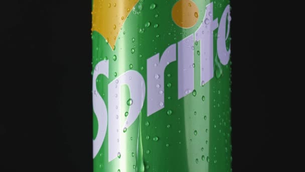 Minsk Belarus janeiro 2021. Sprite close-up com gotas de água — Vídeo de Stock