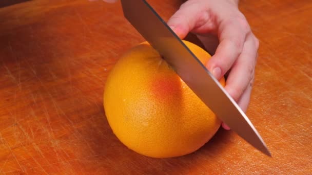 Schneiden einer Grapefruit in zwei Teile — Stockvideo