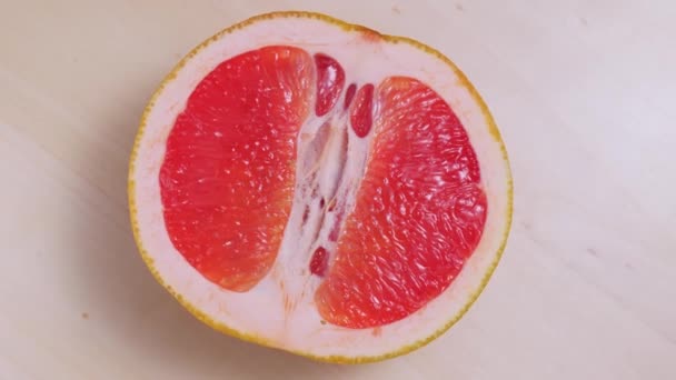 Krájený zralý grapefruit rotace close-up — Stock video