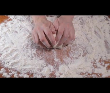 Kadın eli hamuru yakın plan çeker.