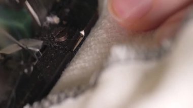 Elektrikli dikiş makinesine yakın plan dikiş. Dikiş iğnesi yakın plan