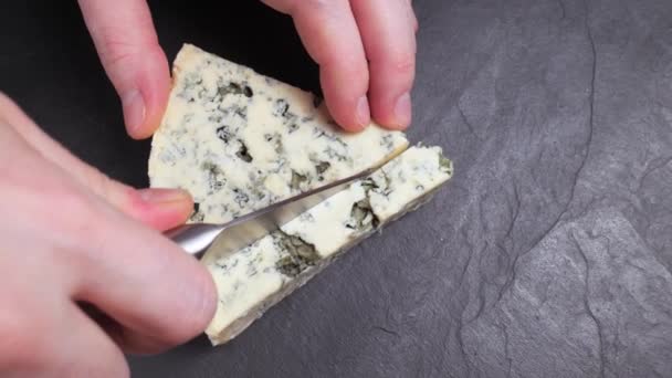 Krojenie sera błękitnego z bliska. Ser francuski — Wideo stockowe