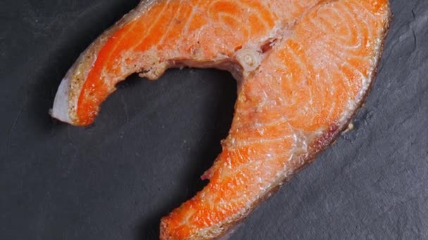 Trozo de salmón frito gira de cerca — Vídeo de stock