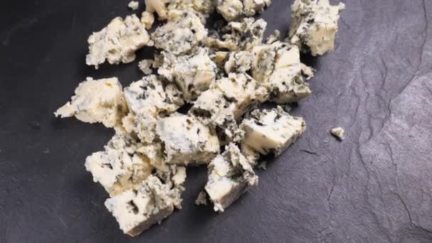 切碎蓝色奶酪特写。法式奶酪转盘 — 图库视频影像