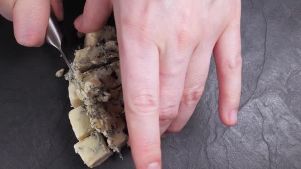 Blauschimmelkäse aus nächster Nähe schneiden. Französischer Käse — Stockvideo