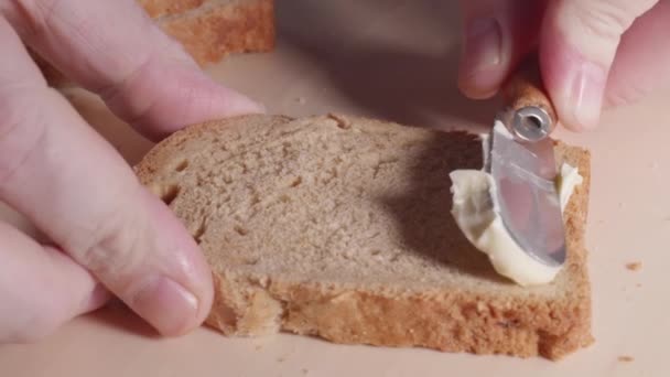 Mentega menyebar pada roti lambat mo close-up — Stok Video