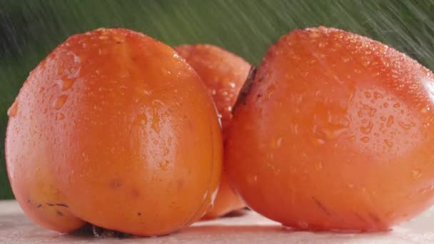 スローモ柿を閉じます。水の下の柿 — ストック動画