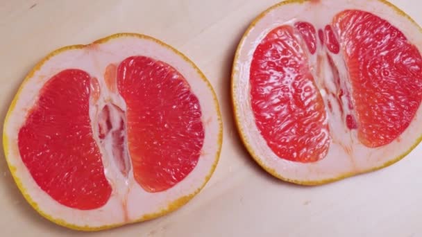 Krájený zralý grapefruit rotace close-up — Stock video