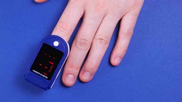 Nahaufnahme der Hand mit Pulsmessgeräten zur Messung von Puls und Herzfrequenz — Stockvideo