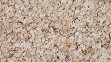 Çiğ yulaf ezmesi. Yavaş çekimde ezilmiş.