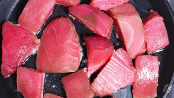 Pedaços de atum fresco são cozidos em uma frigideira quente — Vídeo de Stock