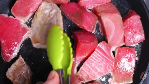 Gotowanie świeżego tuńczyka steki zbliżenie timelapse — Wideo stockowe