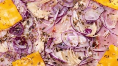 Pizza malzemelerini yakın çekim döndürme yavaş çekim