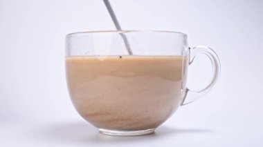 Şeffaf bir fincan kahve. Yakın çekim.