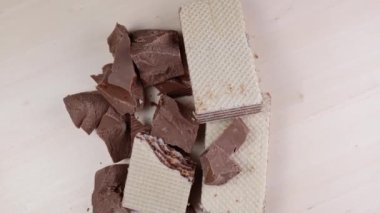 Taze çikolatalı waffle ve çikolata yakın çekim dönüşümlü.