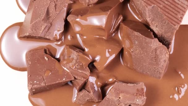 Vloeibare chocolade en gehakte chocolade spins — Stockvideo