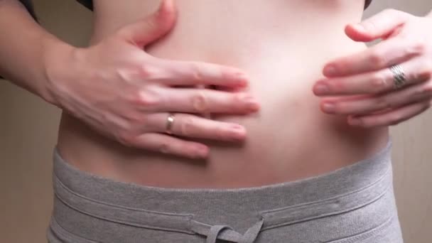 Γυναίκα κοιλιά γκρο πλαν αργή mo. Γυναίκα δείχνει λίπος στην κοιλιά — Αρχείο Βίντεο