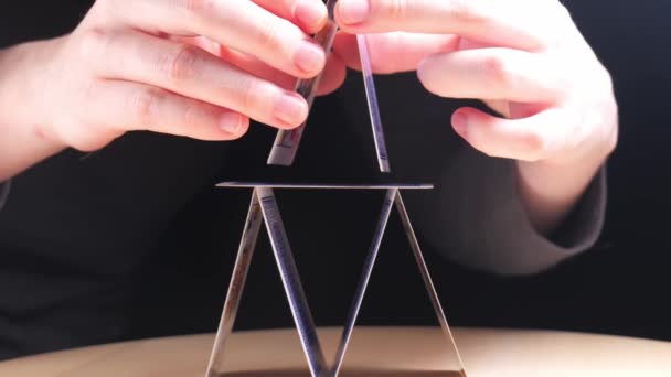 Membangun rumah dari kartu. Simbol kartu piramida keuangan dan ketidakstabilan — Stok Video