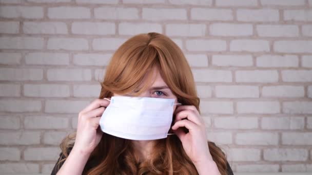 Mädchen setzt eine medizinische Maske Coronavirus-Prävention auf — Stockvideo
