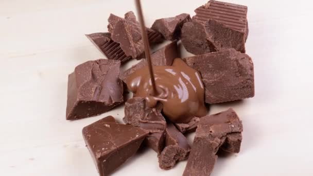 Chocolat liquide goutte sur le chocolat concassé — Video