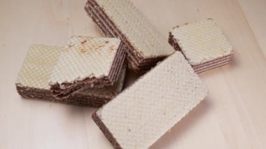 Taze çikolatalı waffle 'lar yakın planda dönüyor.
