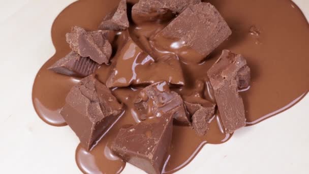 Chocolat liquide et spins de chocolat haché — Video