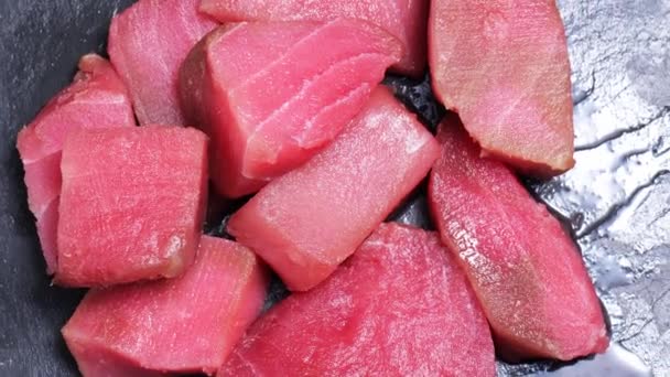 Kawałki świeżego tuńczyka obracają się z bliska — Wideo stockowe